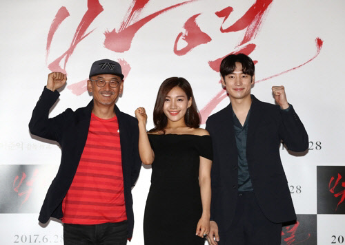 이준익 감독(왼쪽부터), 배우 최희서, 이제훈이 13일 오후 서울 중구 메가박스 동대문점에서 열린 영화 '박열' 언론시사회에서 포즈를 취하고 있다.  <연합뉴스>